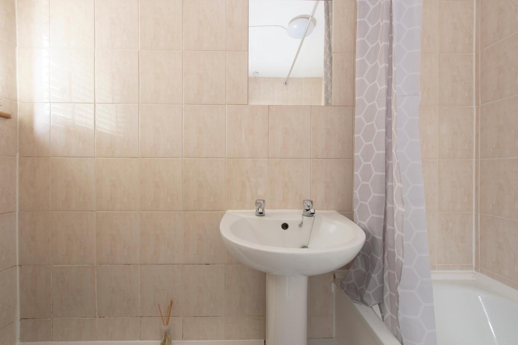 3 Bed House In Rochester 4 Beds Sleeps 7 Wainscot 외부 사진